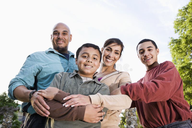 Portrait der hispanischen Familie draußen stockbilder Portrait der hispanischen Familie draußen stockbilder