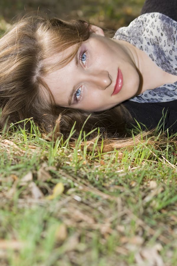 Portrait der jungen Frau liegend auf dem Gras stockbilder Portrait der jungen Frau liegend auf dem Gras stockbilder