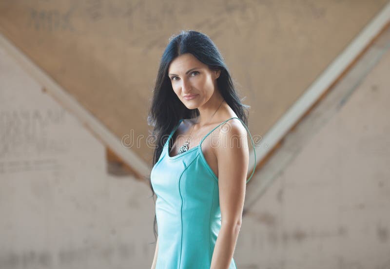 Portrait der jungen schönen Frau draußen stockbild Portrait der jungen schönen Frau draußen stockbild