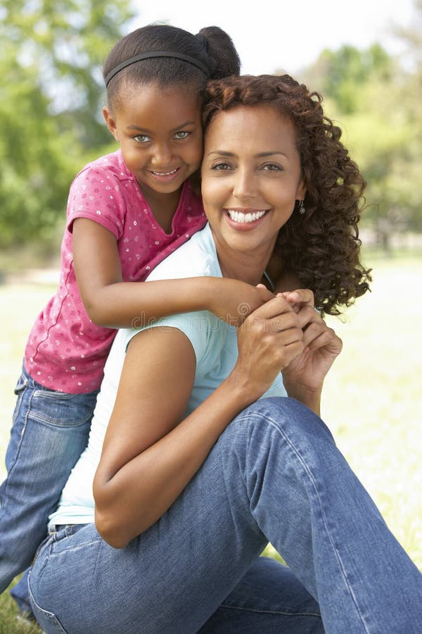 Porträt von Mutter und Tochter im Park stockbilder