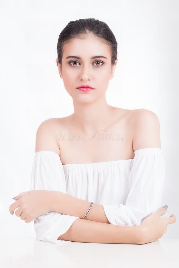 Portrait der schönen Frau auf Weiß stockbild Portrait der schönen Frau auf Weiß stockbild