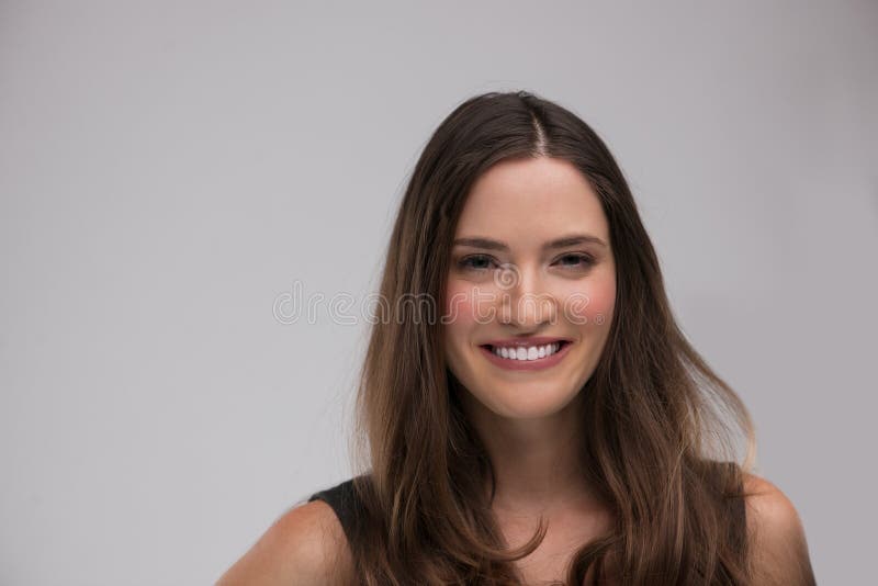 Portrait der schönen jungen Brunette-Frau lizenzfreie stockbilder Portrait der schönen jungen Brunette-Frau lizenzfreie stockbilder