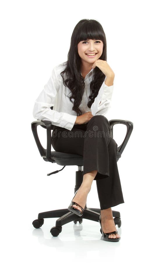 Portrait der schönen jungen Frau, die auf Stuhl sitzt stockbilder Portrait der schönen jungen Frau, die auf Stuhl sitzt stockbilder
