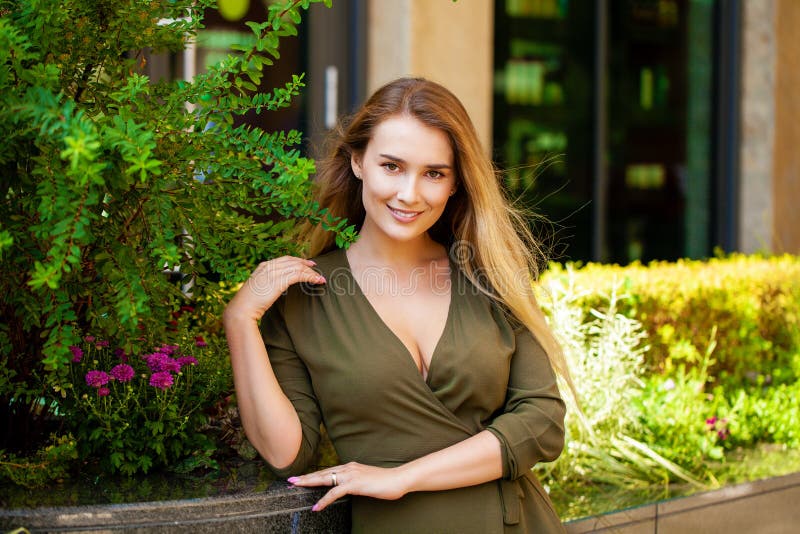 Portrait der schönen jungen glücklichen Frau lizenzfreies stockfoto Portrait der schönen jungen glücklichen Frau lizenzfreies stockfoto