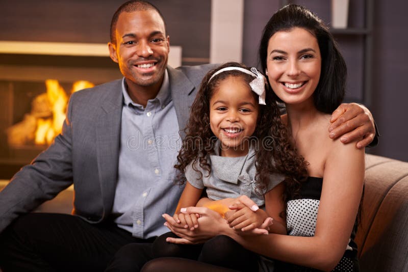 Portrait der schönen Mischrennenfamilie zu Hause lizenzfreies stockfoto Portrait der schönen Mischrennenfamilie zu Hause lizenzfreies stockfoto