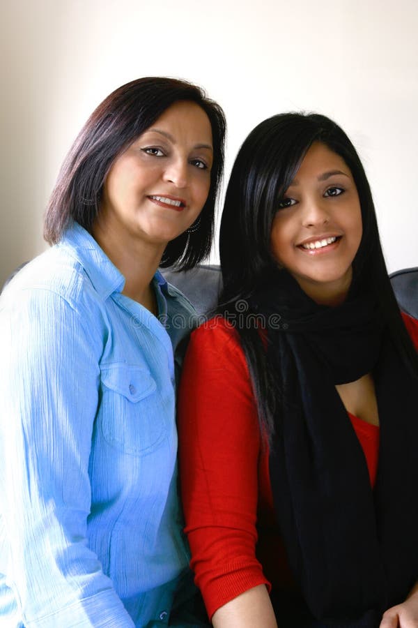 Portrait der schönen Mutter und der Tochter lizenzfreie stockbilder