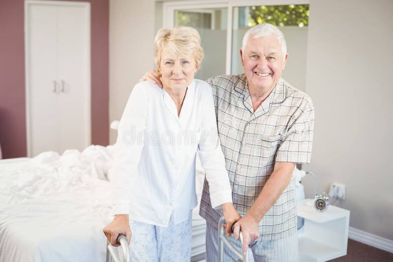 Portrait des ajouter de sourire supérieurs au marcheur photographie stock Portrait des ajouter de sourire supérieurs au marcheur photographie stock