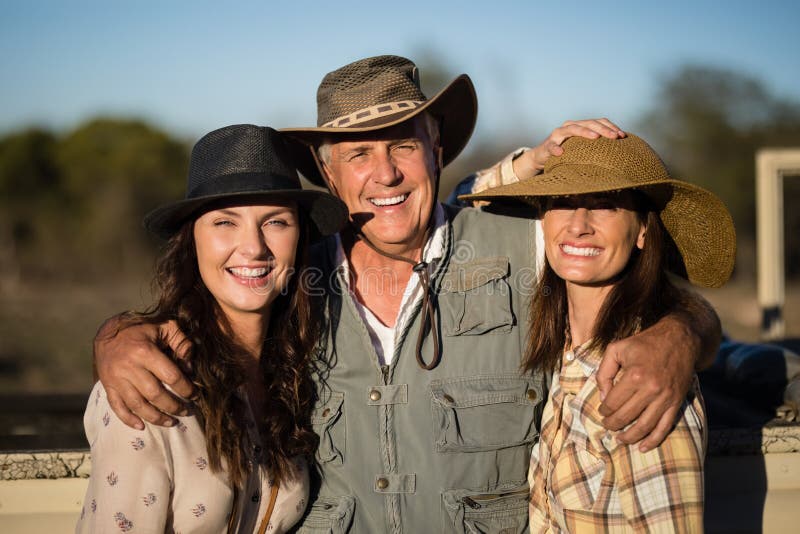 Portrait des amis heureux appréciant pendant des vacances de safari photo libre de droits Portrait des amis heureux appréciant pendant des vacances de safari photo libre de droits