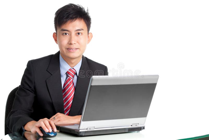 Portrait des asiatischen Geschäftsmannes mit Laptop am Schreibtisch lizenzfreies stockbild Portrait des asiatischen Geschäftsmannes mit Laptop am Schreibtisch lizenzfreies stockbild