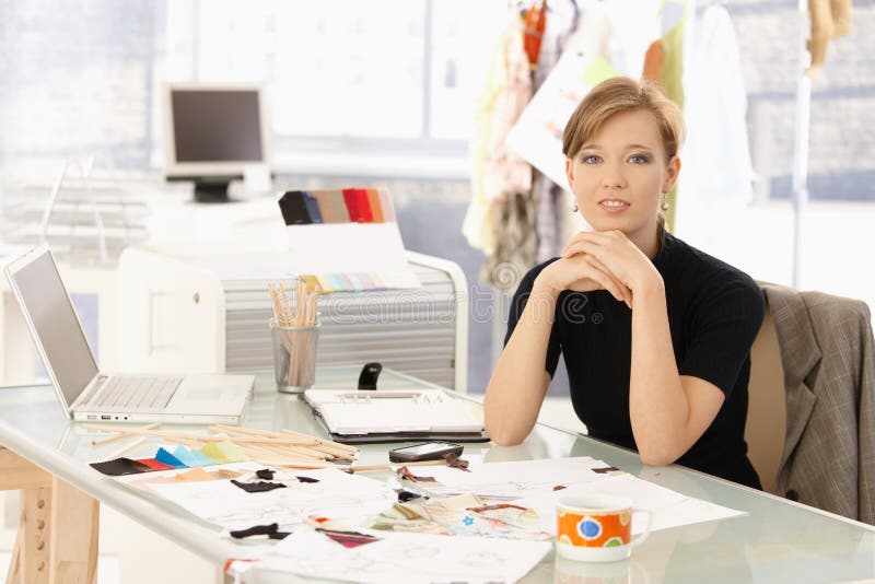 Portrait des attraktiven Modedesigners lizenzfreie stockbilder Portrait des attraktiven Modedesigners lizenzfreie stockbilder