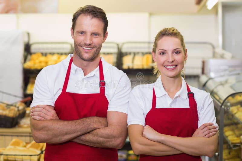 Download Portrait Des Boulangers De Sourire Avec Des Bras Croisés Photo stock - Image du tablier, industrie: 56489132
