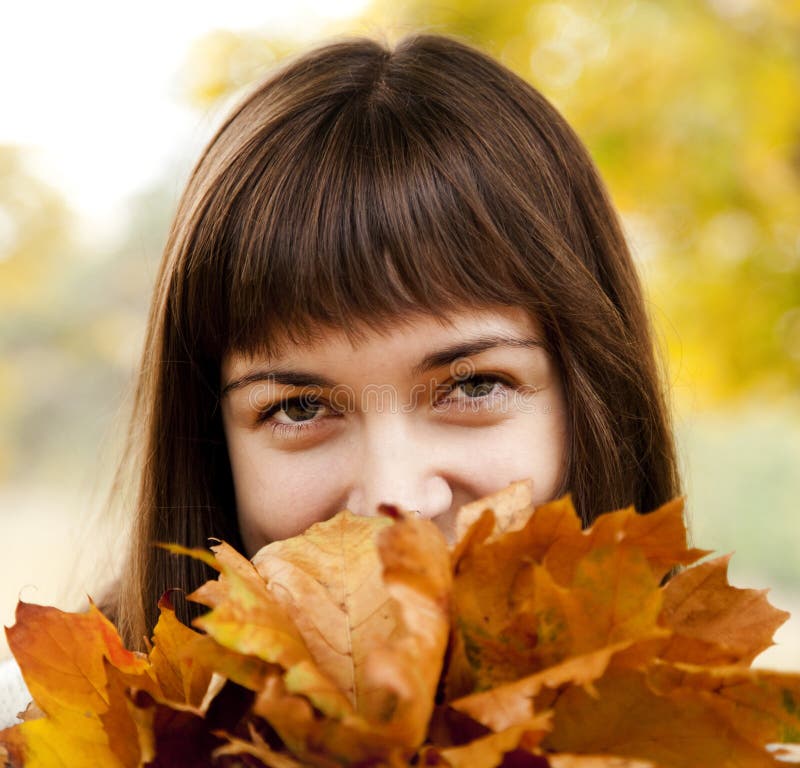 Portrait des Brunettemädchens im Herbstpark. lizenzfreies stockfoto Portrait des Brunettemädchens im Herbstpark. lizenzfreies stockfoto