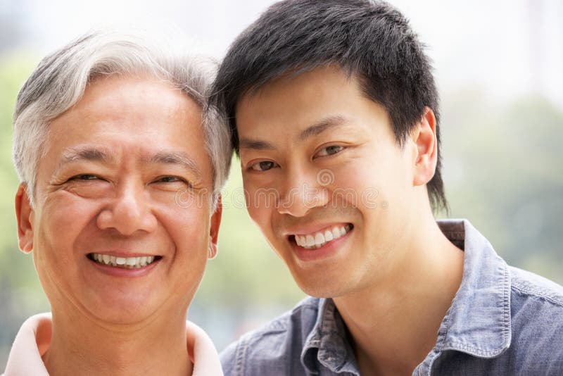 Portrait des chinesischen Vaters mit erwachsenem Sohn im Park lizenzfreie stockfotos Portrait des chinesischen Vaters mit erwachsenem Sohn im Park lizenzfreie stockfotos