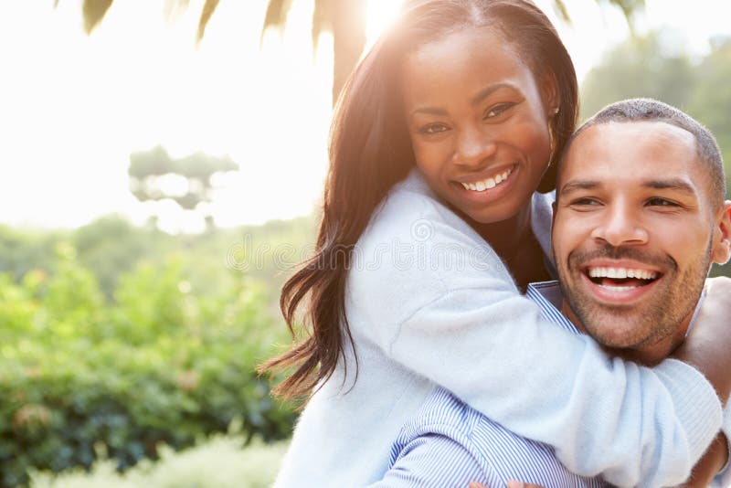 Portrait des couples affectueux d'Afro-américain dans la campagne