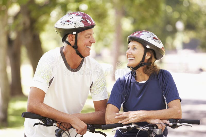 Portrait des couples mûrs sur le tour de cycle par le parc photos stock
