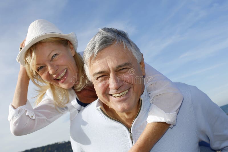 Portrait des couples supérieurs gais ayant l'amusement un beau jour ensoleillé photo stock