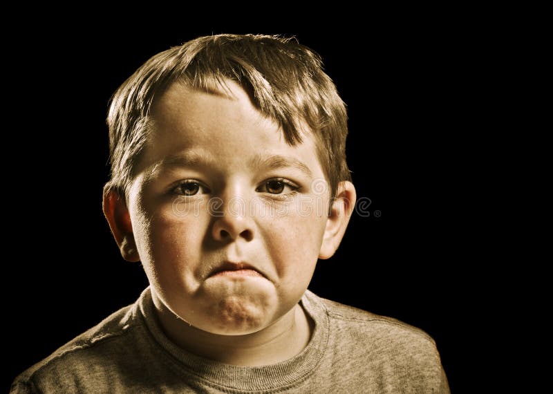 Portrait des ernsten, traurigen, verärgerten oder deprimierten Kindes stockfoto Portrait des ernsten, traurigen, verärgerten oder deprimierten Kindes stockfoto