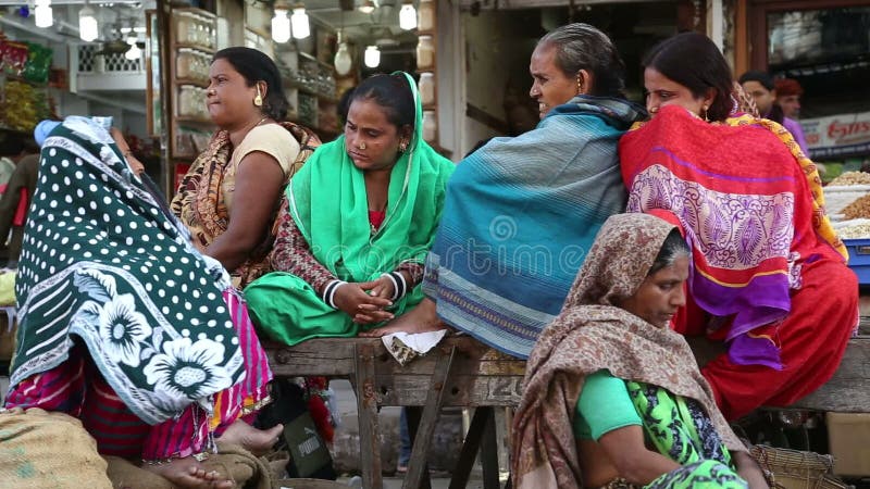 Portrait des femmes indiennes s'asseyant et parlant à la rue à Delhi