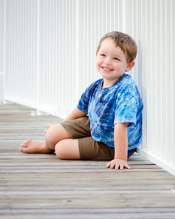 Portrait des glücklichen Jungen auf Strandpromenade lizenzfreies stockbild Portrait des glücklichen Jungen auf Strandpromenade lizenzfreies stockbild