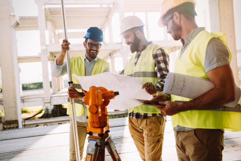 Portrait des ingénieurs de construction travaillant au chantier photographie stock libre de droits Portrait des ingénieurs de construction travaillant au chantier photographie stock libre de droits