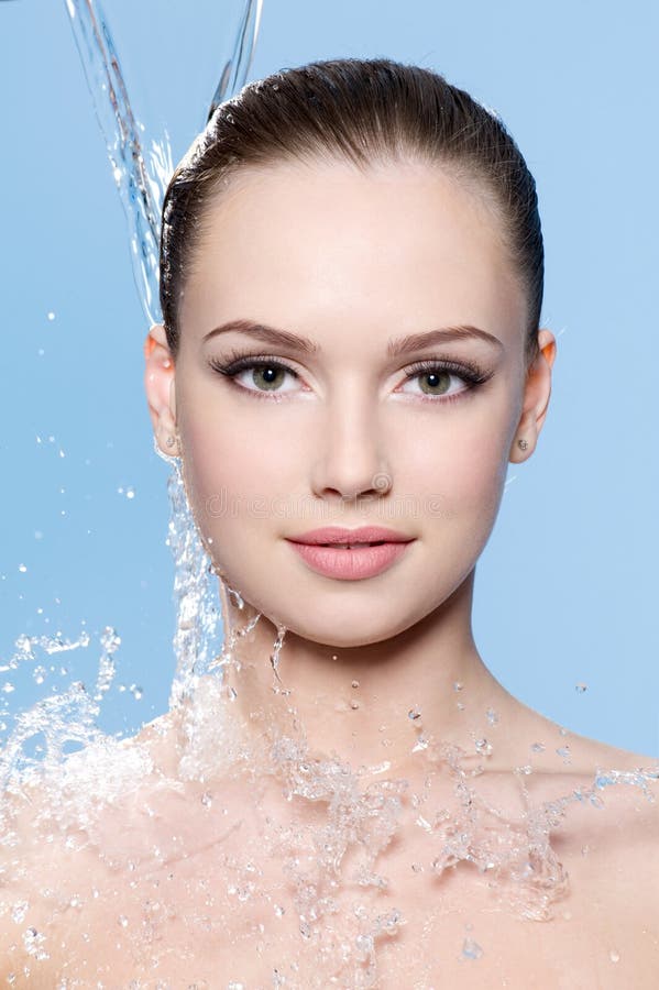 Portrait des jugendlich Mädchens der Strom des Wassers stockbild Portrait des jugendlich Mädchens der Strom des Wassers stockbild