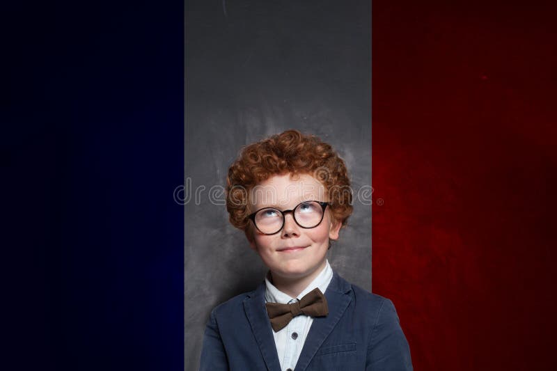 Portrait des Jungen auf französischer Flagge. Bildungsreiselager und Studiensprache in Frankreich Konzept lizenzfreies stockfoto
