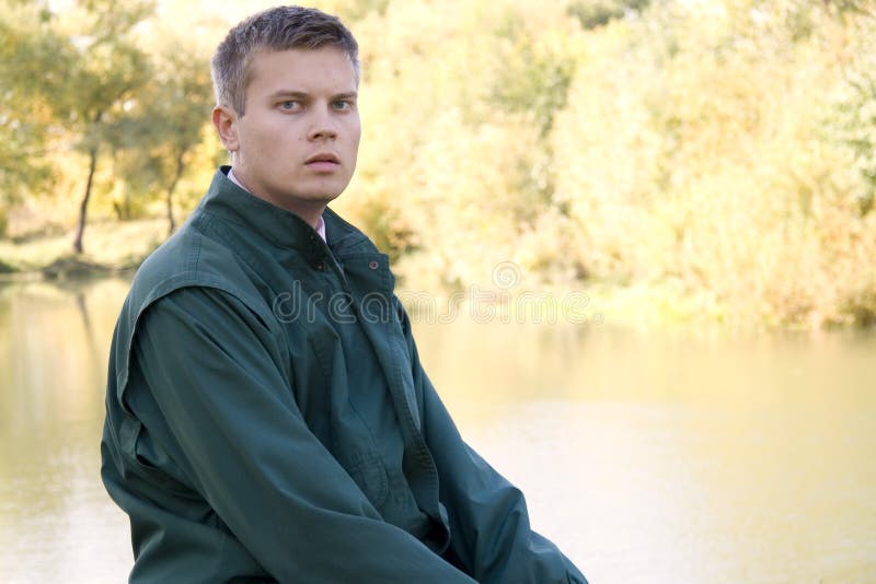 Portrait des jungen Mannes im Park stockbilder Portrait des jungen Mannes im Park stockbilder