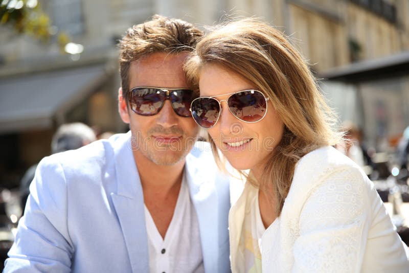 Portrait des lunettes de soleil de port de couples élégants photo libre de droits Portrait des lunettes de soleil de port de couples élégants photo libre de droits