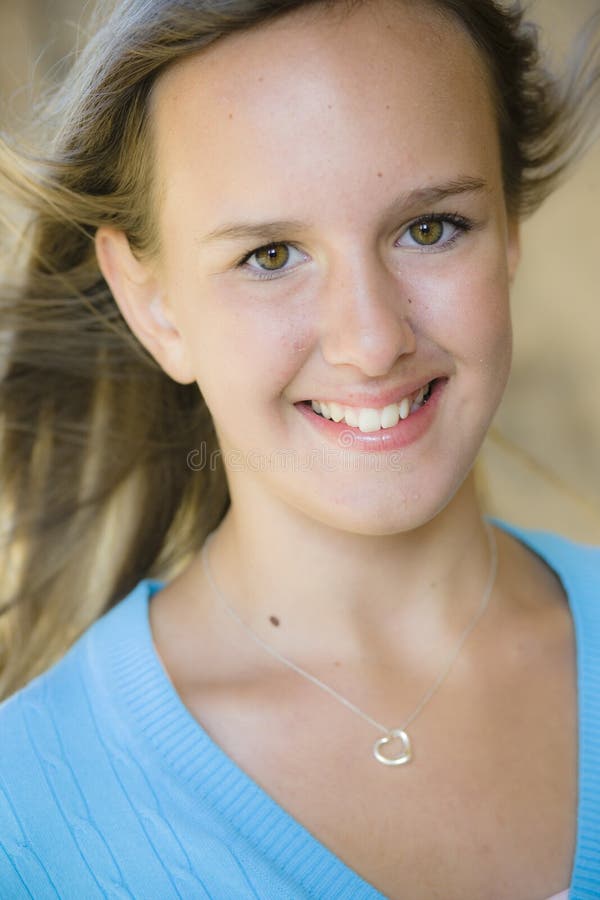 Portrait des lächelnden Tween-Mädchens stockfotografie Portrait des lächelnden Tween-Mädchens stockfotografie