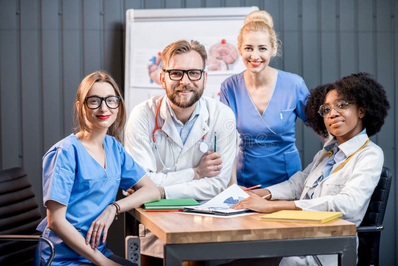 Portrait de médecins en intérieur images libres de droits