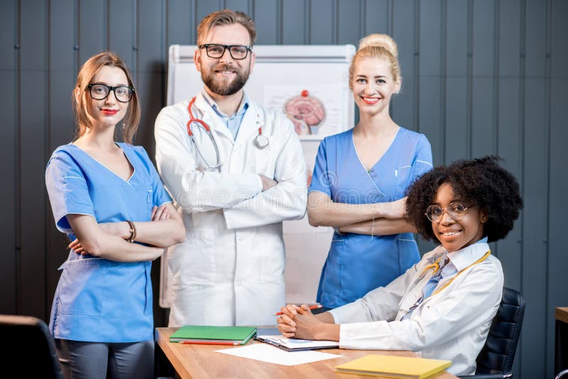 Portrait des médecins à l'intérieur photos stock
