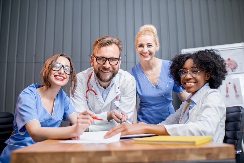 Portrait des médecins à l'intérieur photo stock