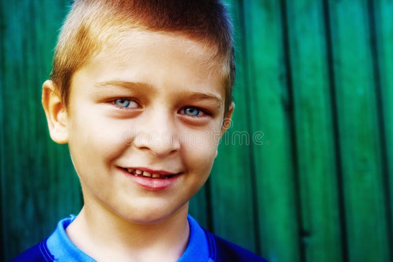 Portrait des netten Jungen mit natürlichem Lächeln
