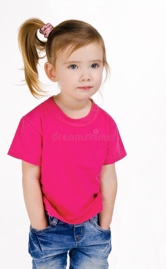 Portrait des netten kleinen Mädchens in den Jeans und im T-Shirt lizenzfreies stockfoto Portrait des netten kleinen Mädchens in den Jeans und im T-Shirt lizenzfreies stockfoto