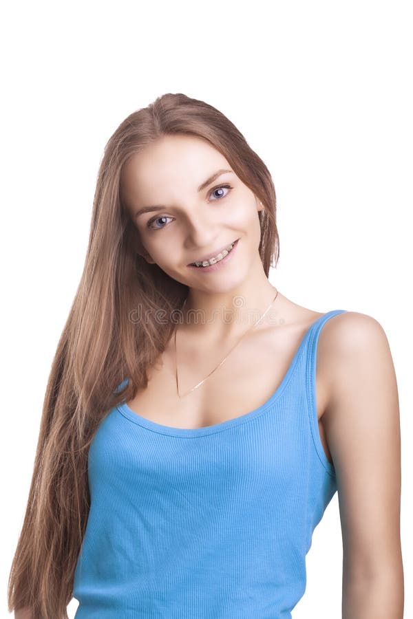 Portrait des parenthèses de port de dents de jeune fille caucasienne