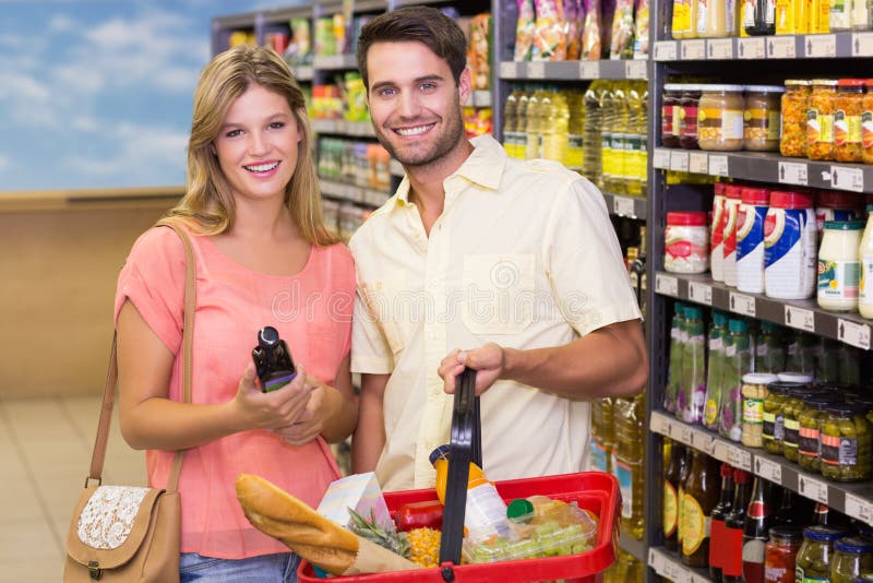 Download Portrait Des Produits Alimentaires De Achat De Sourire De Couples Lumineux Utilisant Le Panier à Provisions Image stock - Image du boisson, homme: 56488305