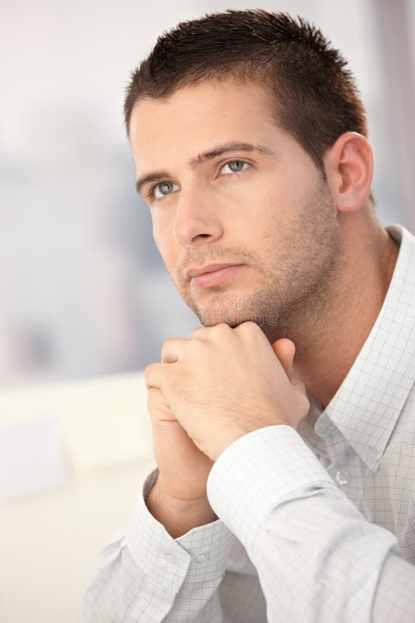 Portrait des schönen jungen Mannes lizenzfreie stockfotos Portrait des schönen jungen Mannes lizenzfreie stockfotos