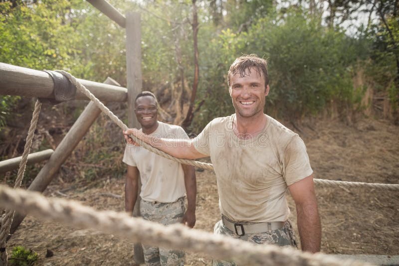 Portrait des soldats militaires souriant pendant la formation d'obstacle photo libre de droits Portrait des soldats militaires souriant pendant la formation d'obstacle photo libre de droits