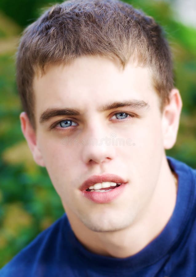 Portrait des stattlichen jungen Mannes lizenzfreie stockfotografie Portrait des stattlichen jungen Mannes lizenzfreie stockfotografie