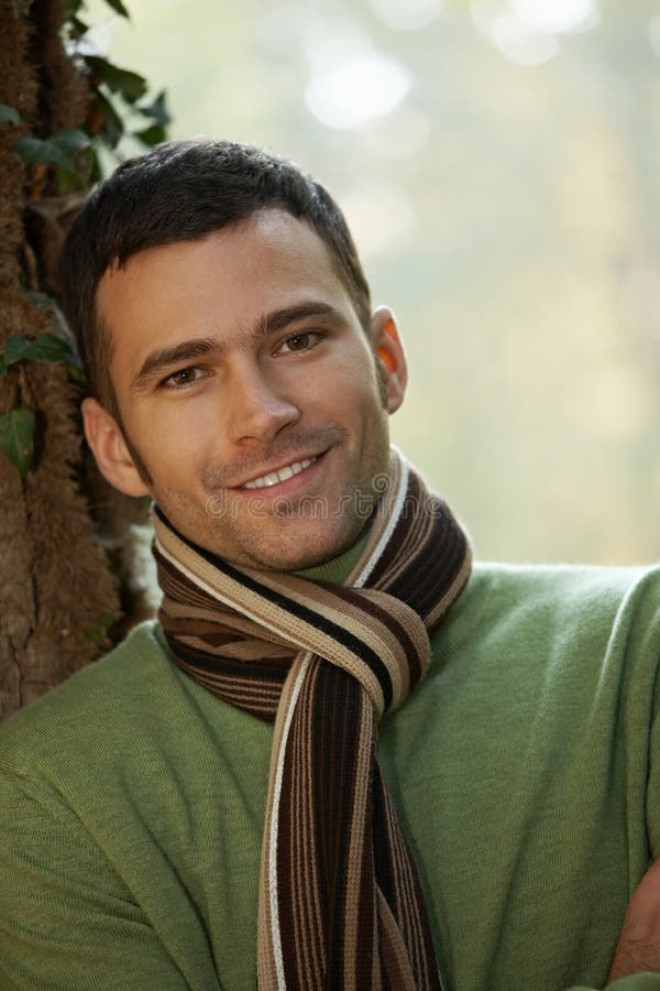 Portrait des stattlichen jungen Mannes im Herbstpark stockfotos Portrait des stattlichen jungen Mannes im Herbstpark stockfotos