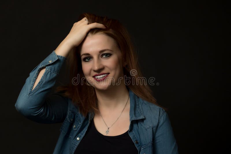 Portrait discret de jeune femme riante photos libres de droits Portrait discret de jeune femme riante photos libres de droits