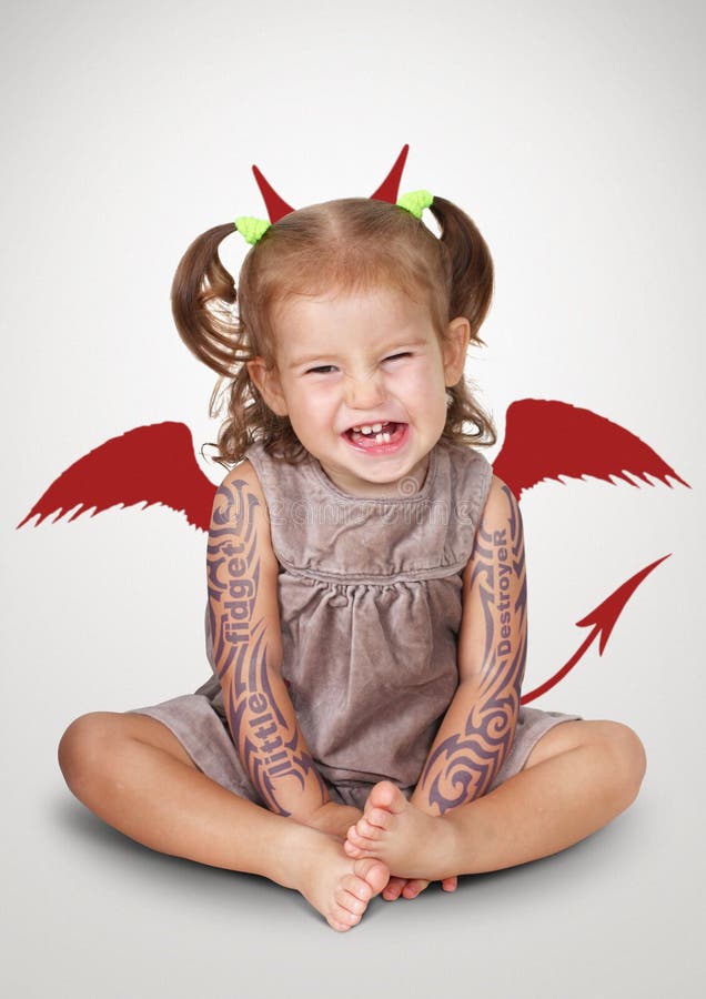 Portrait drôle de mauvais enfant avec des klaxons de tatoo et de diable, disobedi images libres de droits Portrait drôle de mauvais enfant avec des klaxons de tatoo et de diable, disobedi images libres de droits