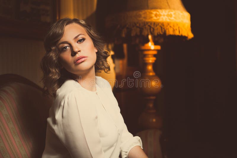 Portrait dramatique de femme blonde attirante dans la chambre luxueuse Femme noir de beau film Belle femme sexy innocente sensuel photo stock Portrait dramatique de femme blonde attirante dans la chambre luxueuse Femme noir de beau film Belle femme sexy innocente sensuel photo stock