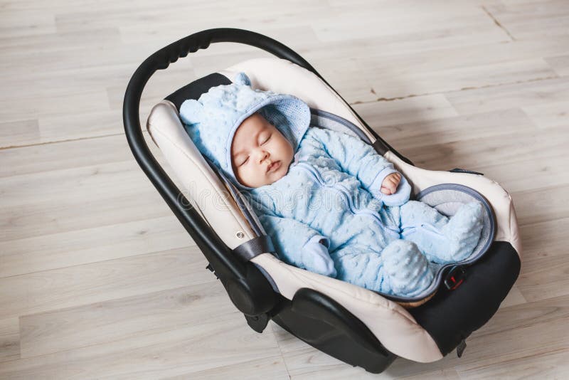 Le Bebe Garcon Mignon D Afro Americain De Metis Joue A L Interieur Sur Un Lit Photo Stock Image Du Bonheur Amis