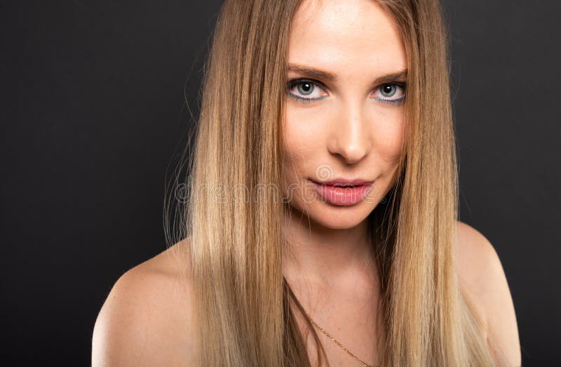 Portrait du beau modèle femelle posant le regard sensuel images stock Portrait du beau modèle femelle posant le regard sensuel images stock