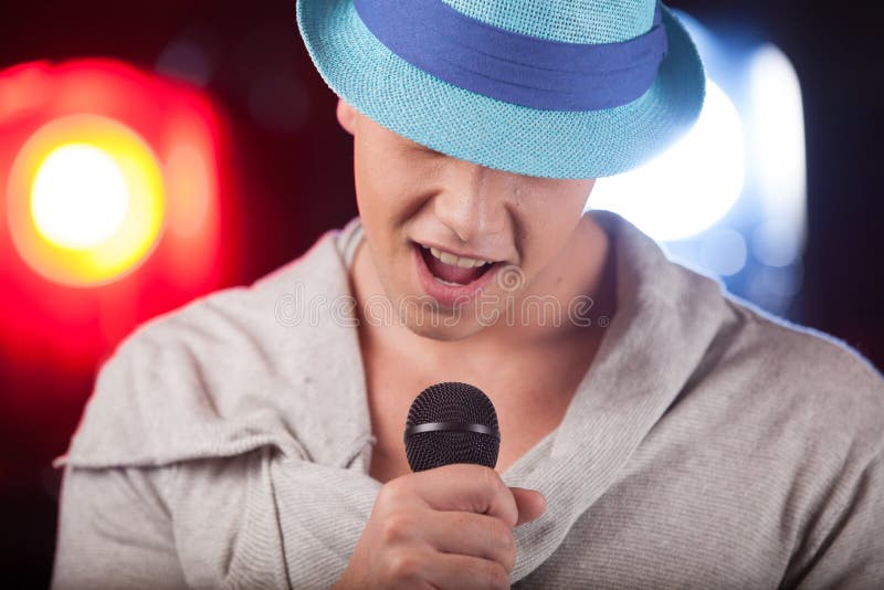 Portrait du chanteur masculin utilisant le chapeau bleu image stock Portrait du chanteur masculin utilisant le chapeau bleu image stock