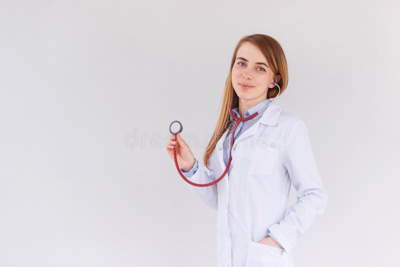 Portrait du docteur féminin à l'aide du stéthoscope photographie stock Portrait du docteur féminin à l'aide du stéthoscope photographie stock
