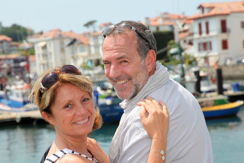 Portrait du déplacement supérieur gai de couples image libre de droits Portrait du déplacement supérieur gai de couples image libre de droits