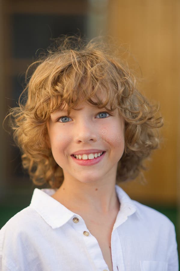 Portrait du gentil garçon de 10-11 ans photo libre de droits Portrait du gentil garçon de 10-11 ans photo libre de droits