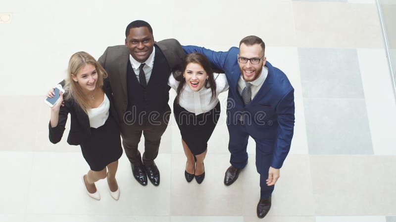 Portrait du groupe de gens d'affaires heureux et divers qui se tiennent ensemble Ils sautent à l'air et à l'acclamation à banque de vidéos